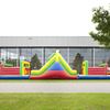 Stormbaan Colour Run 21 meter compleet Opblaasbare stormbaan Colour Run van 21 meter met kleurrijke obstakels en glijbaan – perfect voor sportdagen en evenementen.
