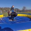 Kind rijdt op rodeostier close-up – rodeostier huren in Overijssel bij Happy Rent