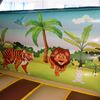 Springkussen in Amazone-thema Amazone springkussen met kleurrijke jungledecoraties