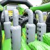 Detailfoto obstakels Stormbaan Trekker met opblaasbare zuilen in tractorthema