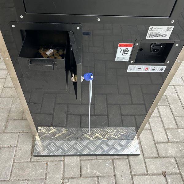 Boksmachine huren Enkhuizen – professionele boksautomaat zonder achtergrond | Happy Rent Vooraanzicht van de boksmachine zonder achtergrond – boksautomaat van Happy Rent in Enkhuizen voor krachtmetingen op evenementen