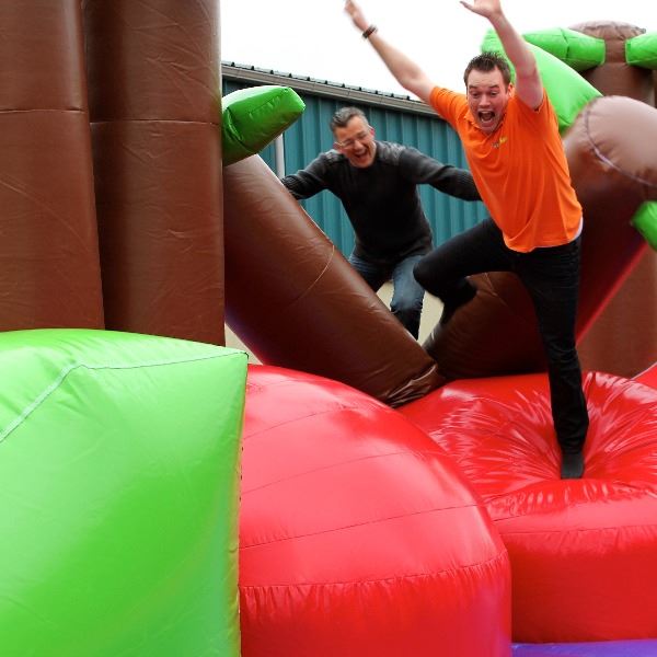 Wipe Out stormbaan huren voor volwassenen met extreme uitdaging