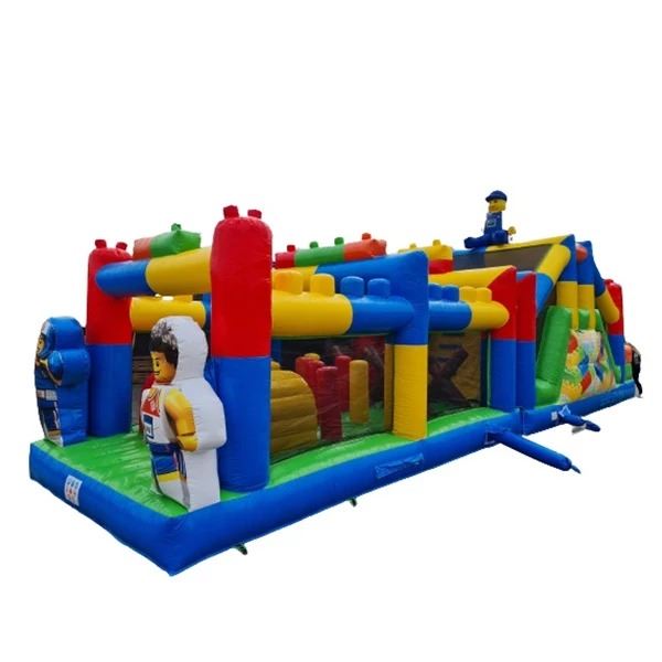 Stormbaan Bouwsteen 14m zijaanzicht Opblaasbare Stormbaan Bouwsteen 14 meter in zijaanzicht met kleurrijke blokken en hindernissen