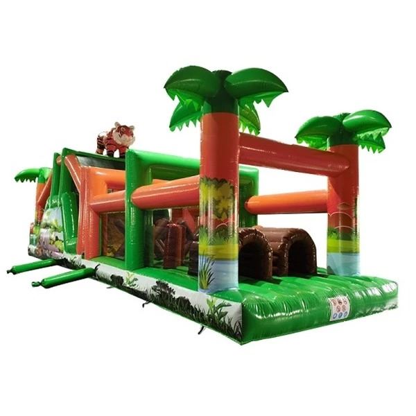 Stormbaan Jungle 14m zijaanzicht Opblaasbare Stormbaan Jungle 14 meter met palmbomen en tropische obstakels