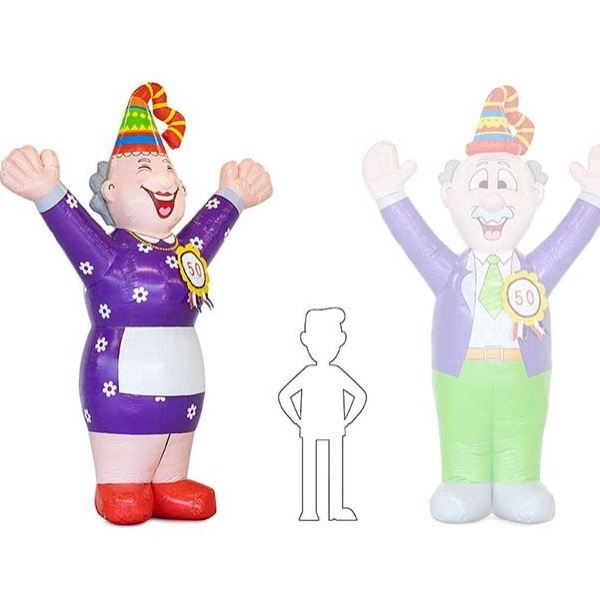Opblaasbare Sarah Hoera 4,0 meter Opblaasbare Sarah Hoera van 4 meter hoog met paarse outfit en feestelijke houding, ideale feestpop voor verjaardagen