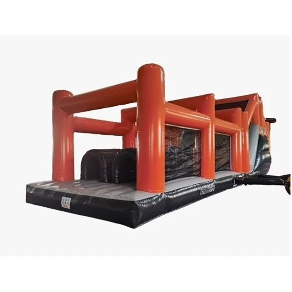 Opblaasbare stormbaan 14 meter lang in zijaanzicht met witte studio-achtergrond voor duidelijke productweergave