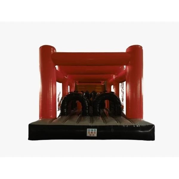 Opblaasbare stormbaan 14 meter lang in zijaanzicht met witte studio-achtergrond voor duidelijke productweergave