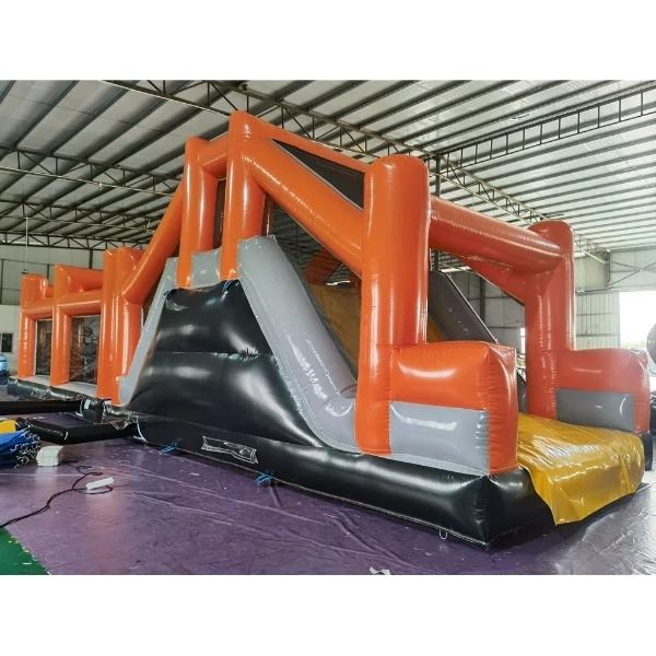 Opblaasbare stormbaan 14 meter lang in zijaanzicht met witte studio-achtergrond voor duidelijke productweergave