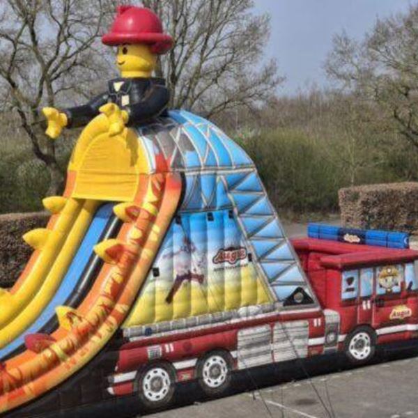 Feuerwehr Rutsche mieten | 9 meter | Happy Rent opblaasbare glijbaan van 9 meter hoog bij Happy Rent