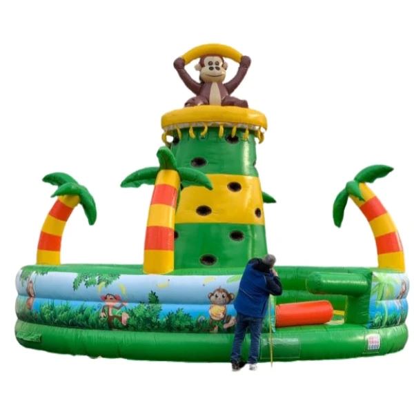 kinderen klimmen in klimtoren aap 7 meter jungle thema