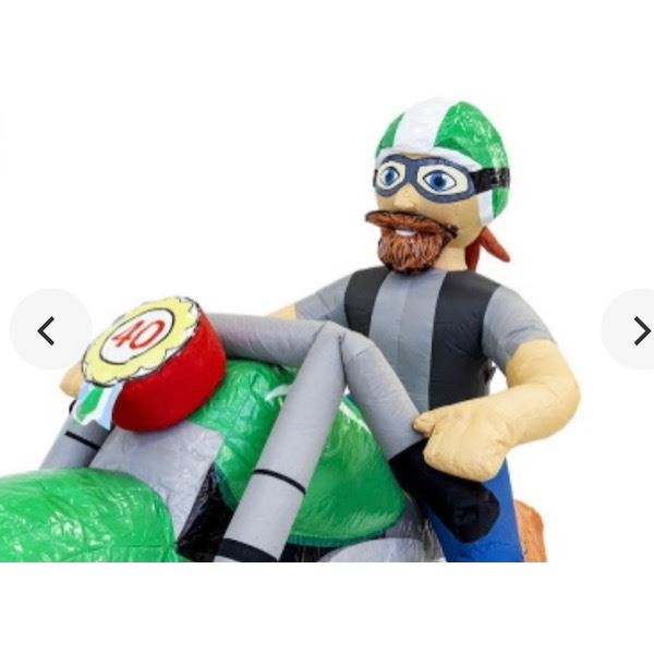 Abraham op Motor huren bij Happy Rent Stoere opblaasbare Abraham op motor met zonnebril en leren jack – perfecte blikvanger