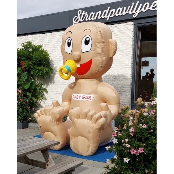 Opblaasbare Baby Classic huren bij Happy Rent Opblaasbare feestbaby huren – Baby Classic met slabbetje en speen voor geboorte of babyshower