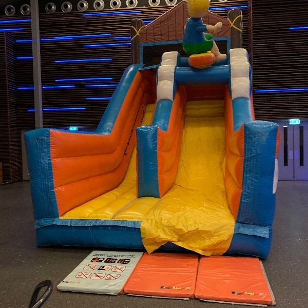 Surf thema opblaasbare glijbaan kopen – FunSlide Beach Surf Slide opblaasbare glijbaan met beach thema – direct te koop