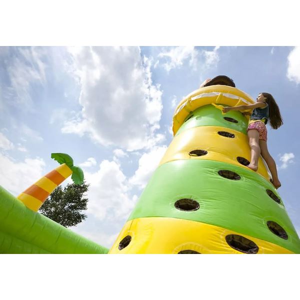 Opblaasbare klimtoren jungle met gorilla en palmbomen – attractieverhuur Happy Rent