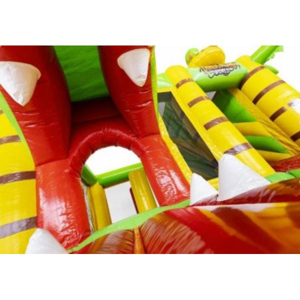 Multi Box Dino springkussen zijaanzicht : Zijkant van het kleurrijke Dino springkussen met open speelruimte en glijbaan