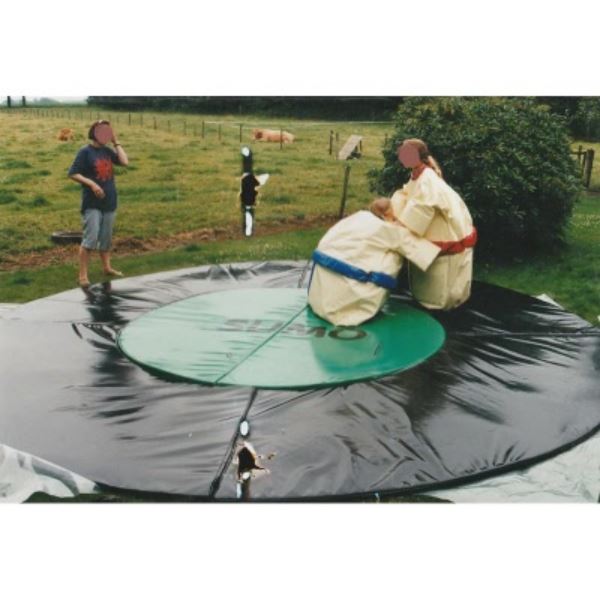 Sumo worstelen kinderen huren – spel met sumo pakken en mat Twee kinderen in sumo pakken die worstelen op een ronde mat tijdens het spel sumo worstelen voor kinderen, te huur bij Happy Rent