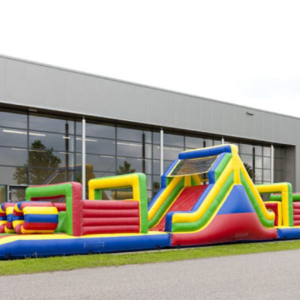 Stormbaan Colour Run 21 meter compleet Opblaasbare stormbaan Colour Run van 21 meter met kleurrijke obstakels en glijbaan – perfect voor sportdagen en evenementen.