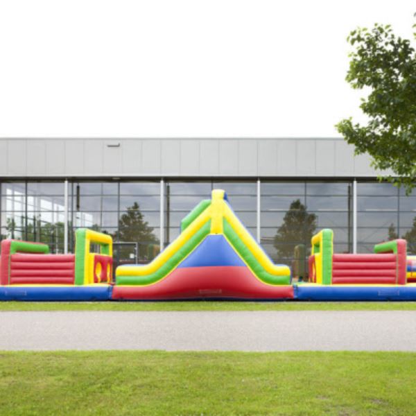 Stormbaan Colour Run 21 meter compleet Opblaasbare stormbaan Colour Run van 21 meter met kleurrijke obstakels en glijbaan – perfect voor sportdagen en evenementen.