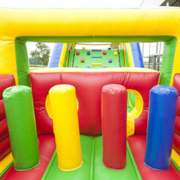 Stormbaan Colour Run 21 meter compleet Opblaasbare stormbaan Colour Run van 21 meter met kleurrijke obstakels en glijbaan – perfect voor sportdagen en evenementen.