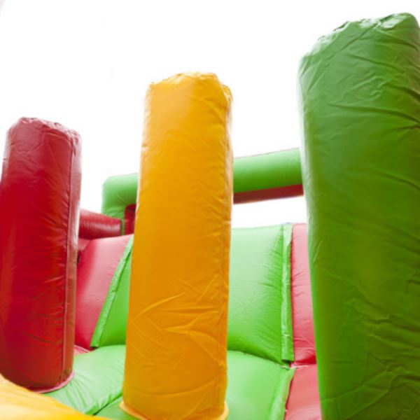 Stormbaan Colour Run 21 meter compleet Opblaasbare stormbaan Colour Run van 21 meter met kleurrijke obstakels en glijbaan – perfect voor sportdagen en evenementen.