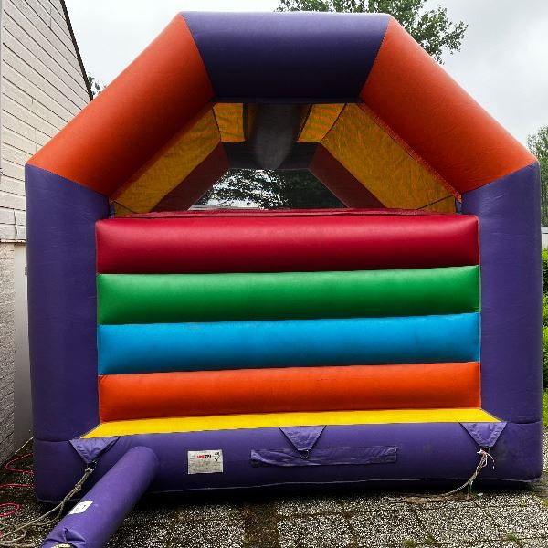 Disco springkussen 4x5 meter tweedehands te koop met dak