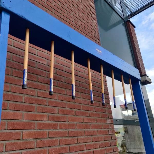 Stokvangen spel op een bedrijfsfeest met deelnemers