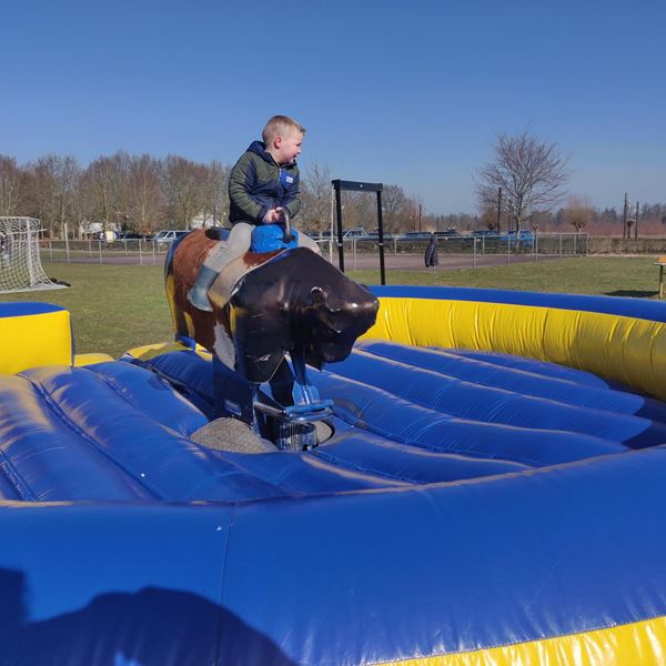Kind rijdt op rodeostier close-up – rodeostier huren in Overijssel bij Happy Rent