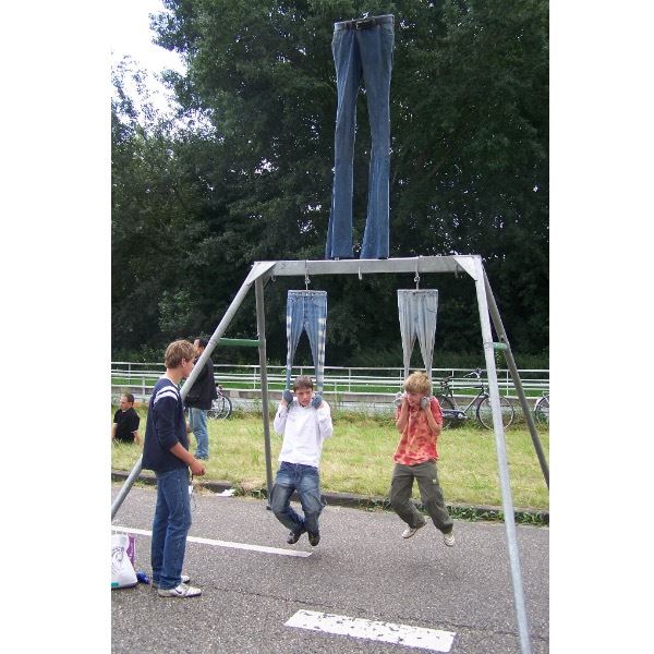 Spijkerbroekhangen met twee deelnemers tijdens evenement in Grootebroek Twee deelnemers hangen aan spijkerbroeken tijdens het populaire spel spijkerbroekhangen, verhuurd door Happy Rent in Grootebroek
