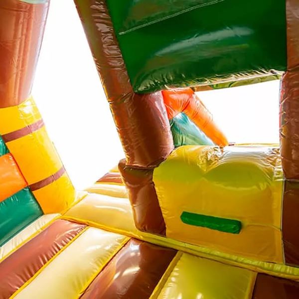 Springkussen Amazone binnenkant klimwand – Happy Rent Overijssel Binnenkant Springkussen Amazone met klimwand en springvlak huren in Overijssel