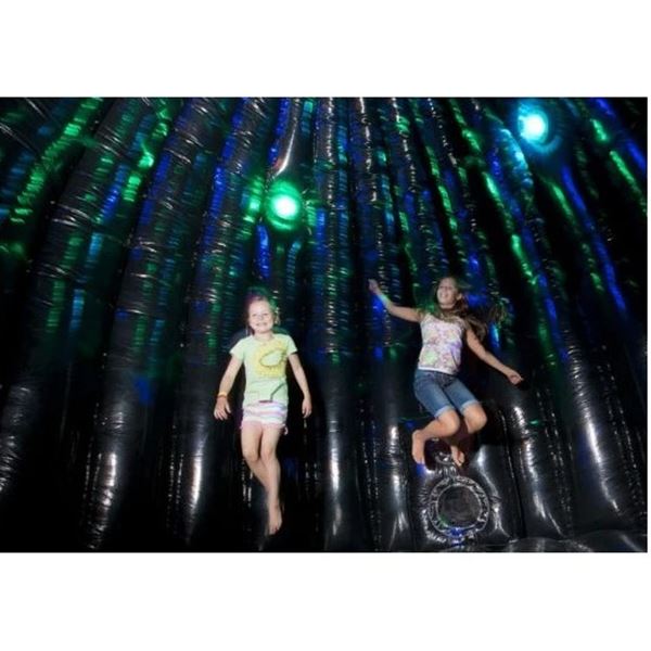 Vooraanzicht van het Springkussen Disco Party met overkapping