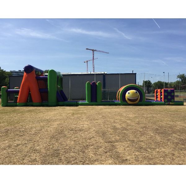 Stormbaan opblaasbaar met obstakels – ideaal voor zeskampen opblaasbare stormbaan vol hindernissen