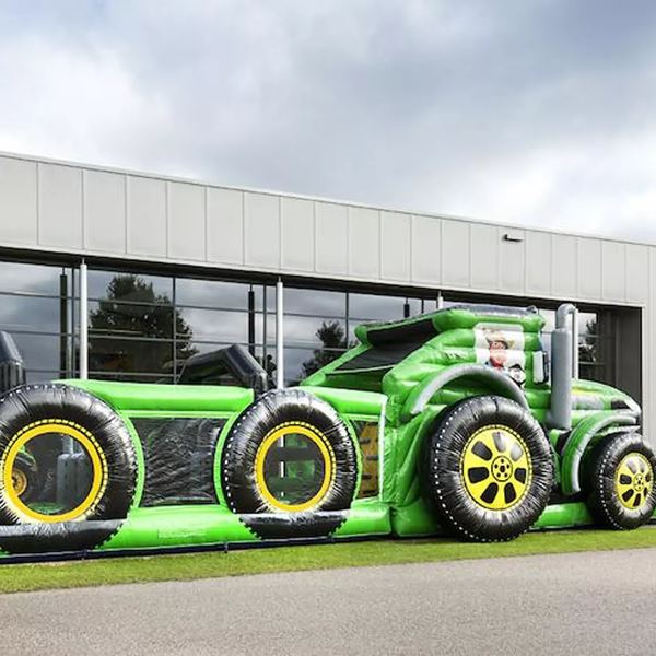 Dubbele stormbaan in tractorthema huren in Twente voor sportdag of buurtfeest