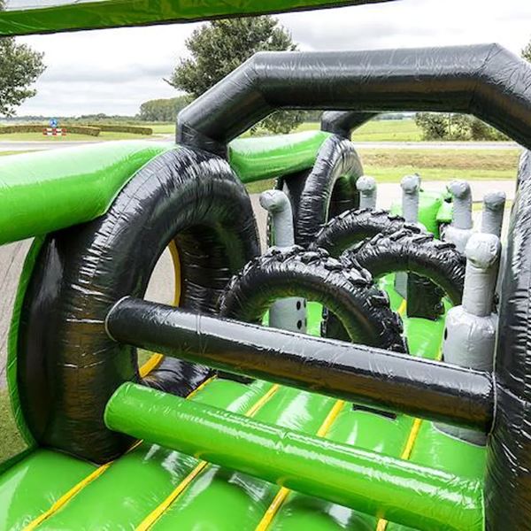 Stormbaan Trekker overzicht met obstakels en glijbaan huren in Overijssel