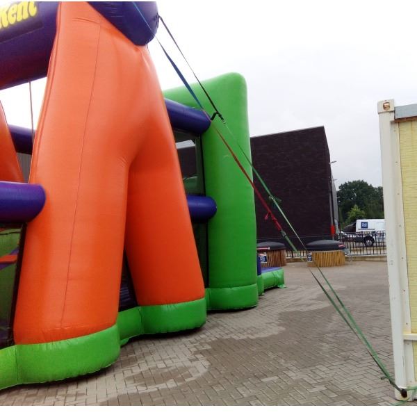 Stormbaan opblaasbaar met obstakels – ideaal voor zeskampen opblaasbare stormbaan vol hindernissen