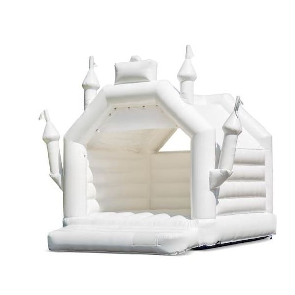 Luxe wit springkasteel tijdens een trouwfeest