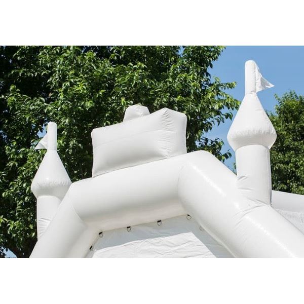 Luxe wit springkasteel tijdens een trouwfeest